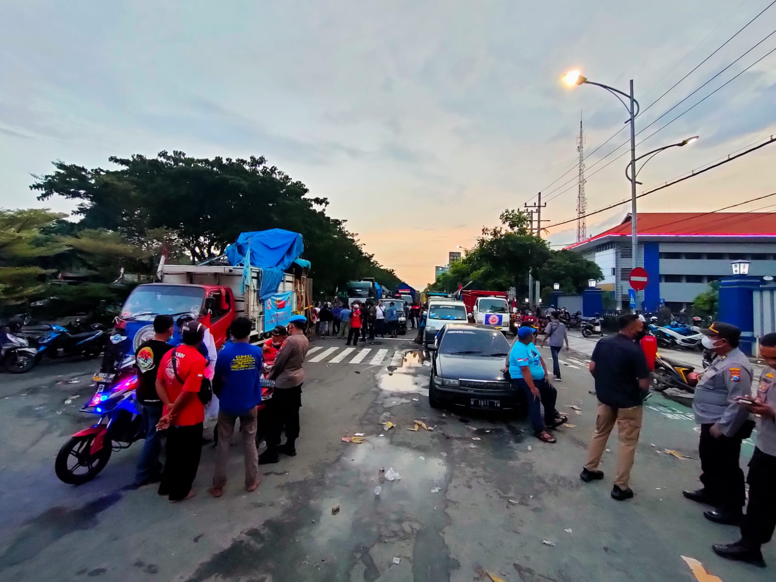 Demo Sopir Truks di Surabaya