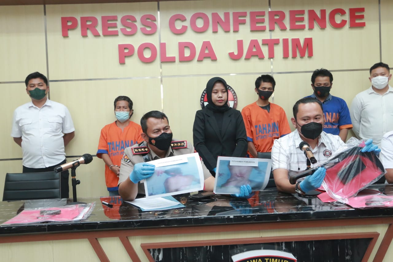 Kabid Humas PoldaJatim Pamerkan Pelaku Pembunuhan