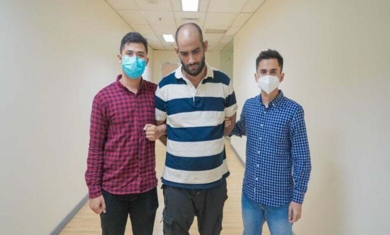 WN Palestina yang kabur diapit anggota