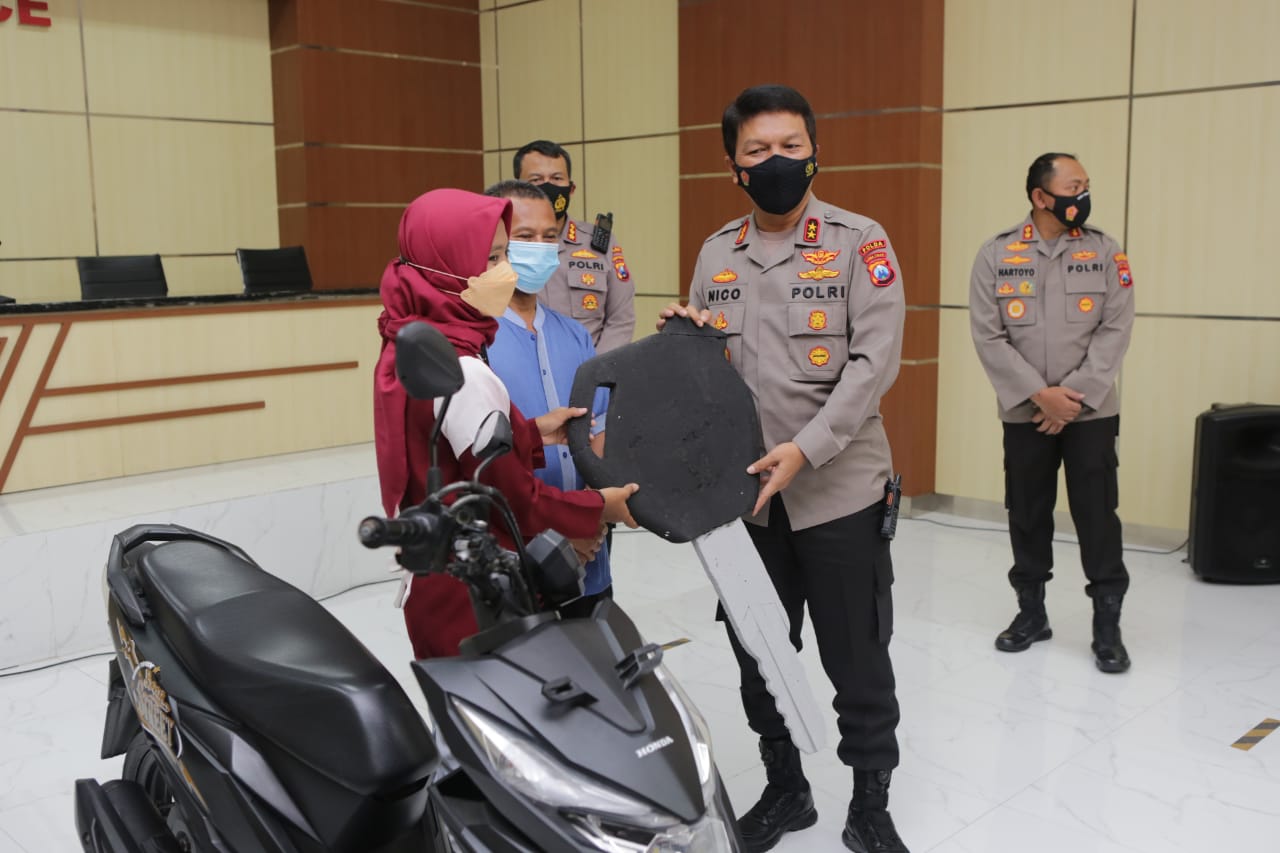 Kapolda Jatim serahkan motor ke Ojol