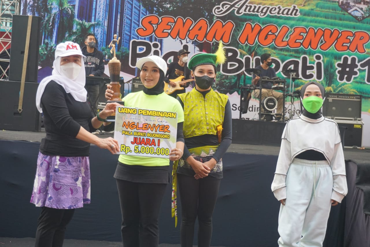 Pemberian piala dan hadiah bagi pemenang lomba cipta kreasi gerak senam nglenyer 