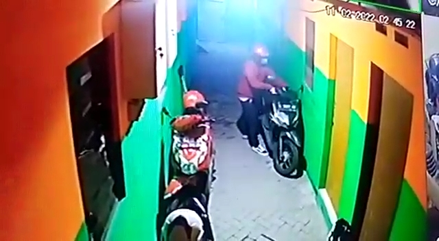 Tangkapan layar rekaman CCTV saat pelaku gasak motor