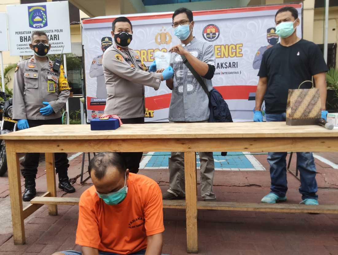 Kapolsek Tambaksari Serahkan penghargaan ke warga masyarakat 