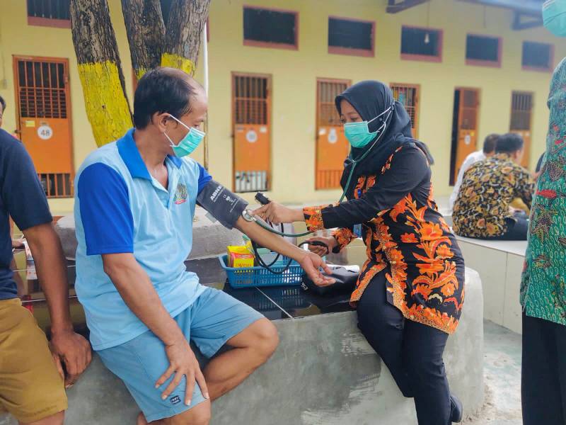 Petugas Lapas cek kesehatan dan bagikan masker