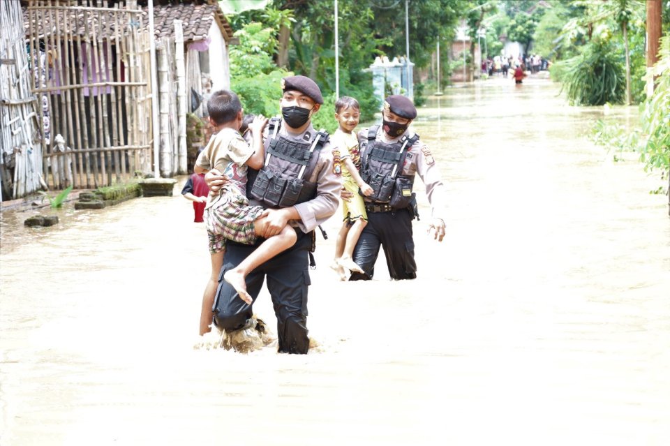 Polres Ponorogo bantu korban banjir