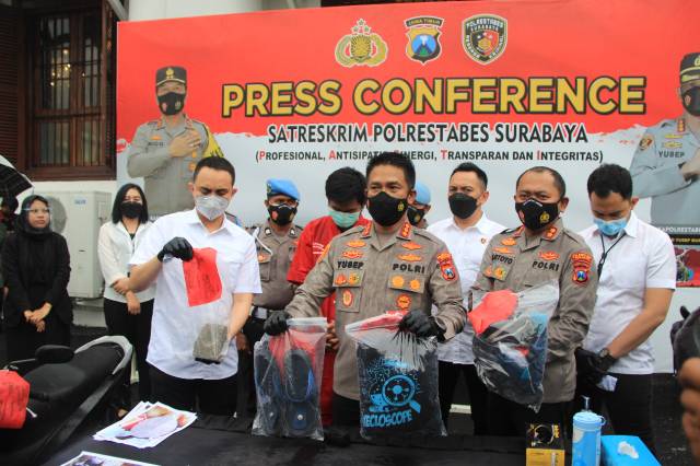 Kapolrestabes, Wakapolres,,dan Kasat Reskrim Surabaya pamerkan pelaku 
