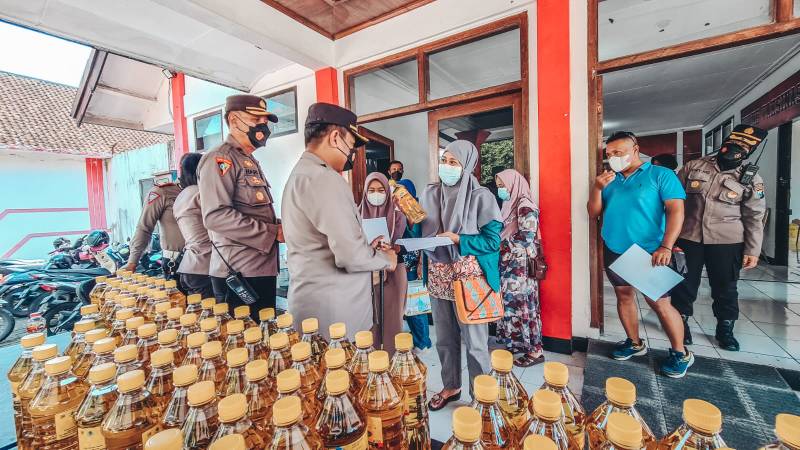 Vaksin hadiah minyak goreng Polres Blitar