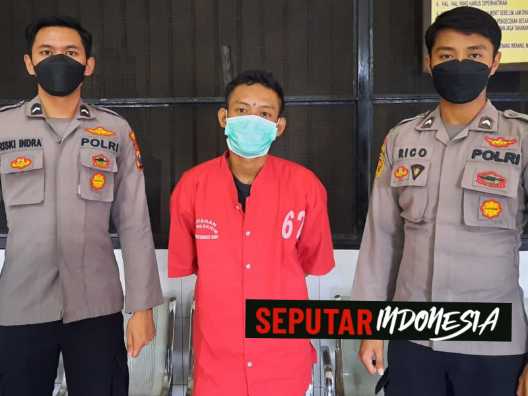 Pelaku Jambret diapit petugas 