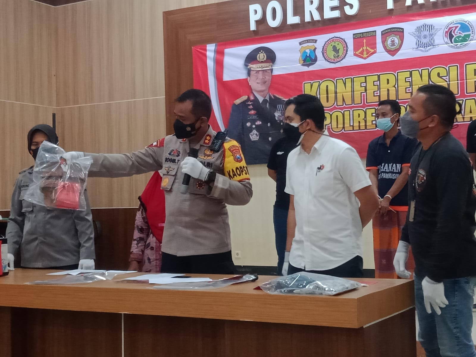 Kapolres Pamekasan pamerkan pelaku pembunuhan