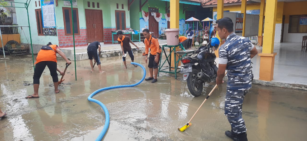 TNi AL dan Warga bersihkan lumpur banjir 