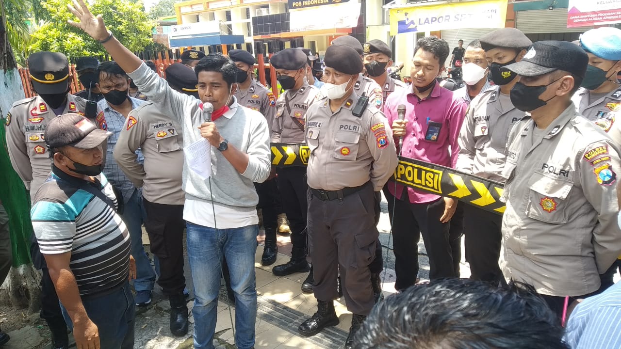 Aksi Demo depan kantor pos Pamekasan