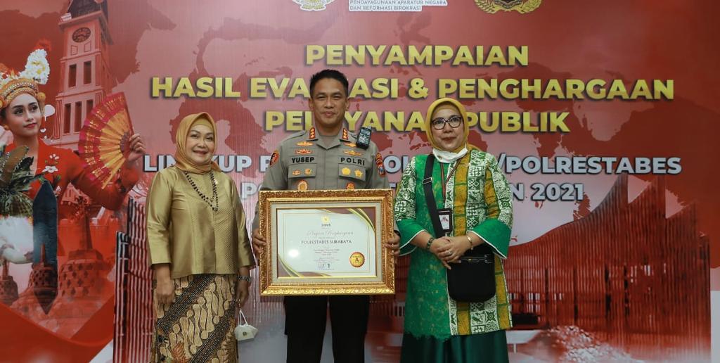 Kapolrestabes Surabaya menerima penghargaan dari KemenPAN-RB