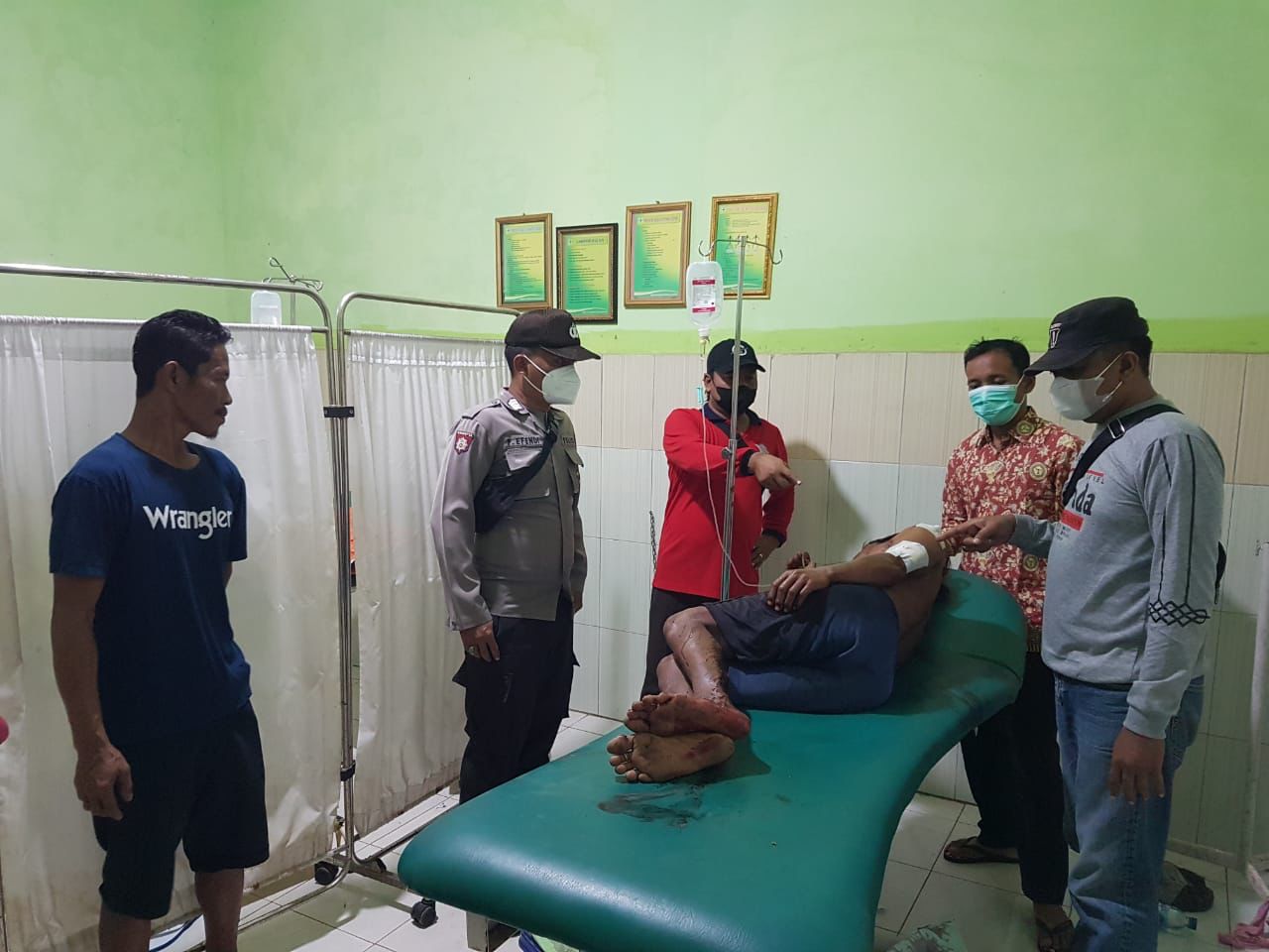 Korban saat mendapat perawatan medis