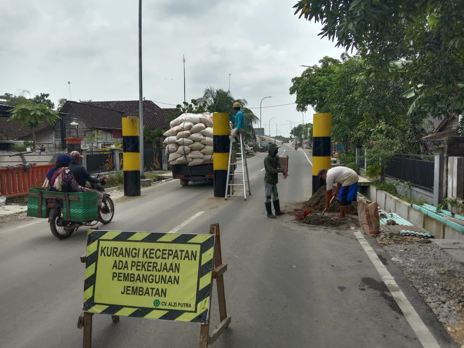 Pemasangan portal jembatan TBT