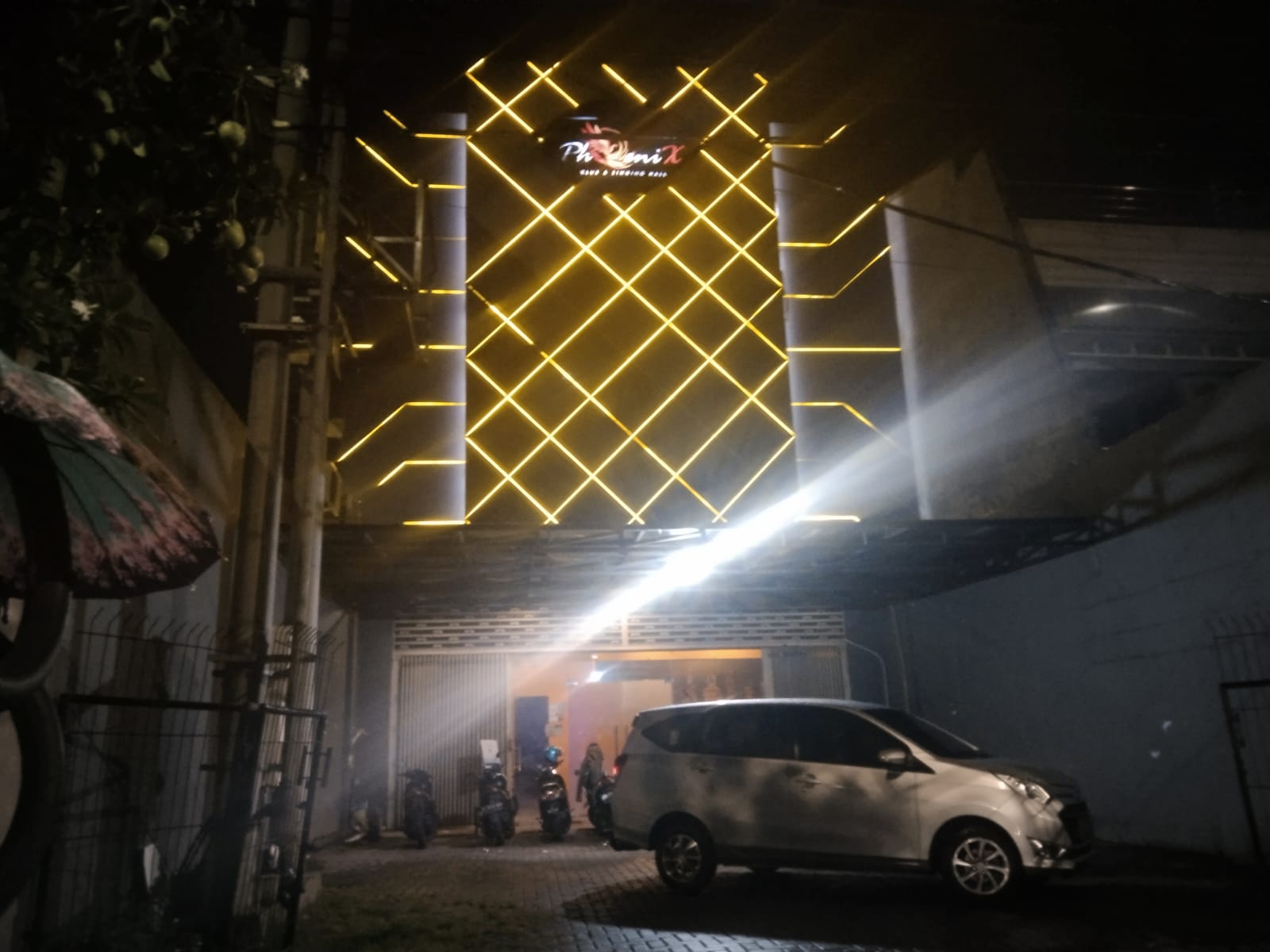 Phoenix Club di Jalan Kenjeran