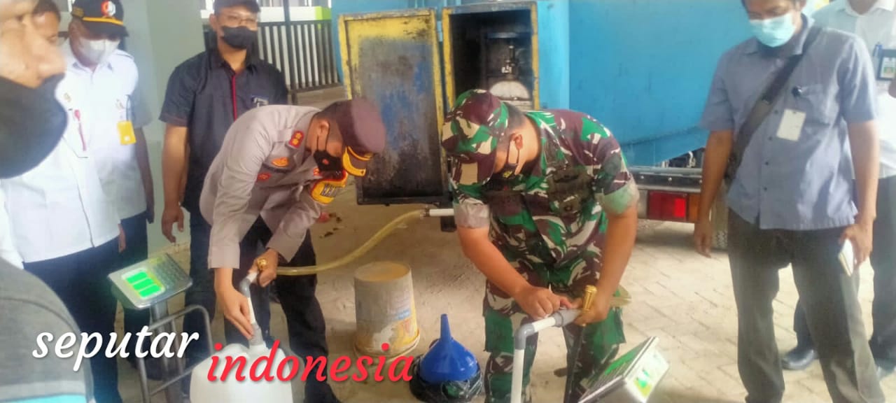 Kegiatan operasi pasar minyak goreng