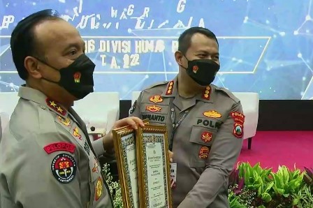 Kadiv Humas Polri dan Kabid Humas Polda Jatim