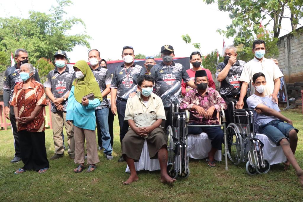 Kapolres Nganjuk bagi kursi roda 