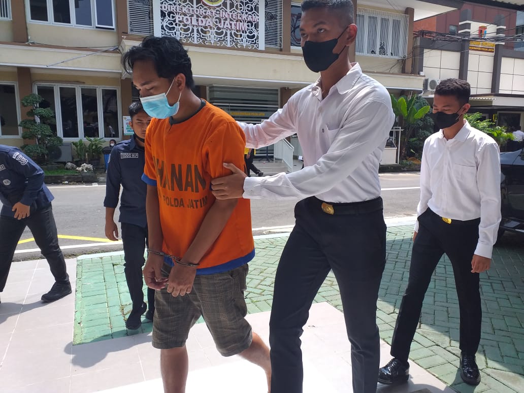 Satu Tersangka Phoenix yang dipamerkan Polda Jatim
