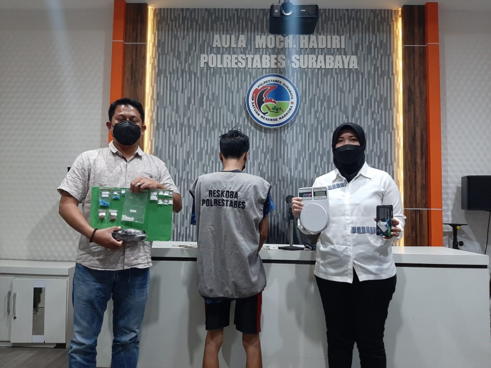 Ojol (tengah) yang ditangkap Polisi kurir Narkoba 