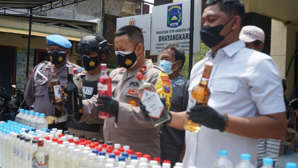 Kapolsek dan Kanit Tambaksari pamerkan miras hasil operasi