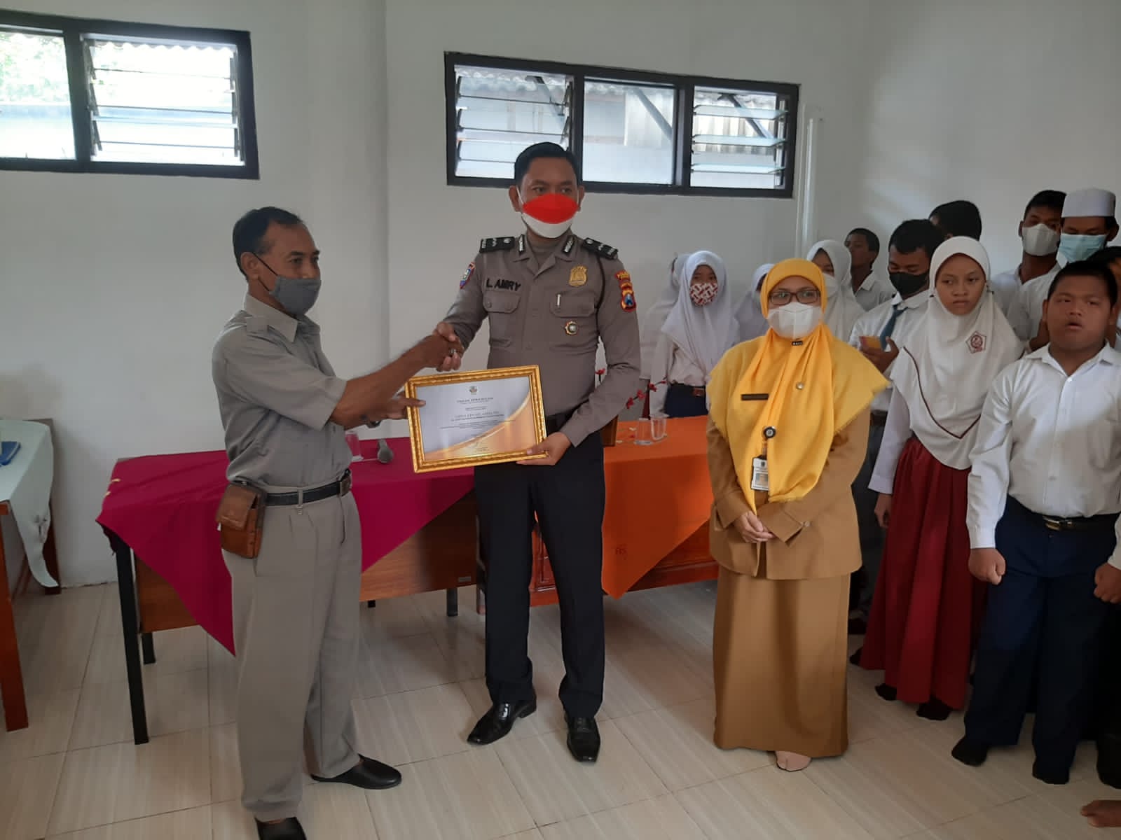 Kanit Binmas Polres Sampang Aipda Liwail Amri diganjar penghargaan