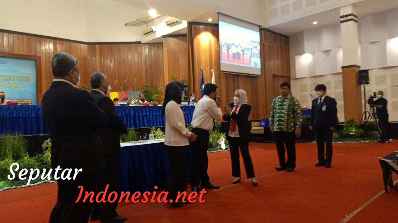 Menteri Desa, Pembangunan Daerah Tertinggal dan Transmigrasi (PDTT) RI Abdul Halim Iskandar memberikan penghargaan pada Bupati Bojonegoro