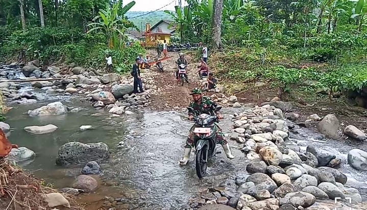Jalur jembatan yang diperbaiki TNI-Polri di Jember