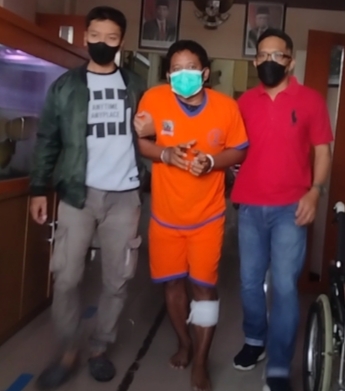 Pelaku diapit anggota dan Kapolsek Sawahan Surabaya