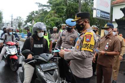 Kapolres Bondowoso, AKBP Wimboko yang turun langsung