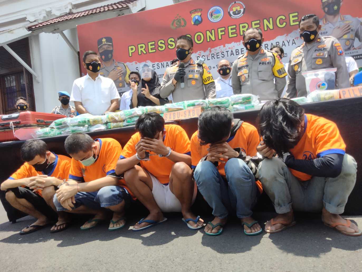 Kapolrestabes Surabaya saat Gelar pamerkan barang buktinya.