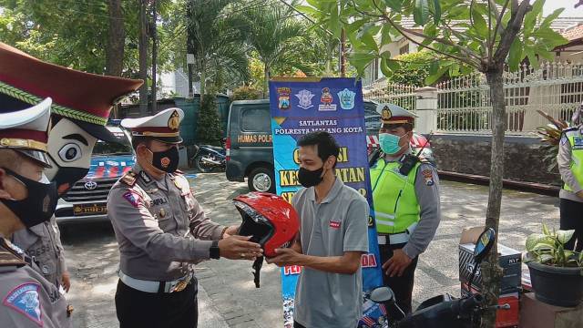 Kasat Lantas Polres Malang Kota bagikan Helem