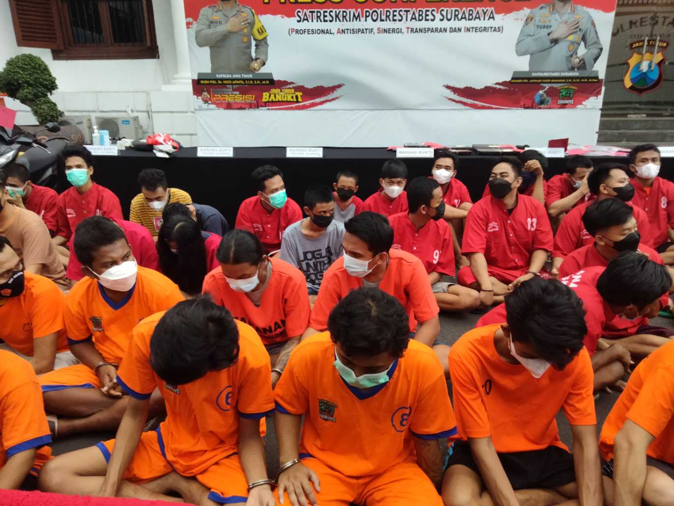 Puluhan pelaku yang dipamerkan di Mapolrestabes Surabaya.