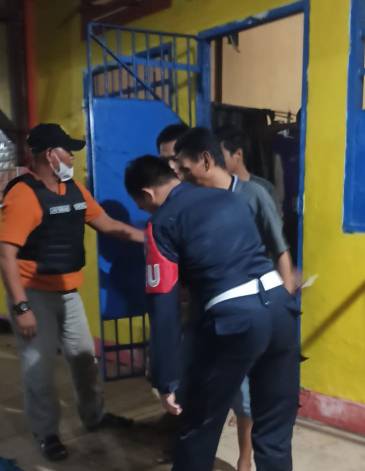 Petugas Lapas saat melakukan penggeledahan