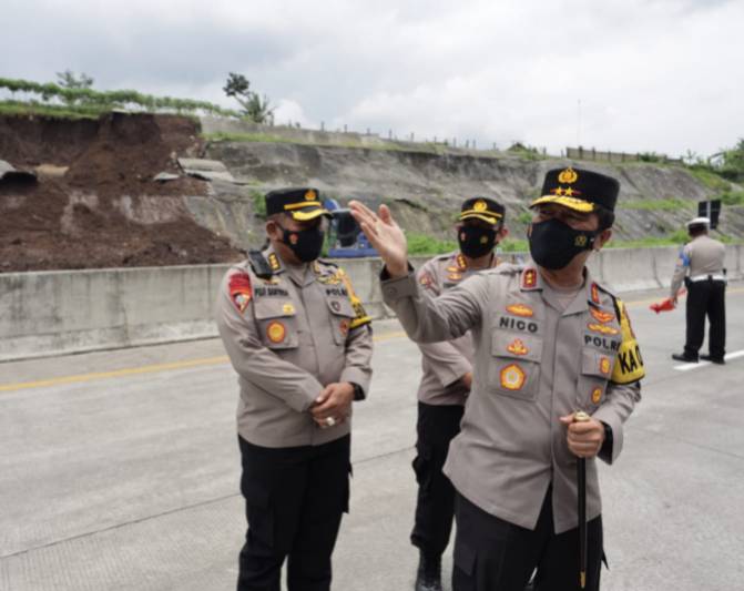Kapolda Jatim cek longsor di ruas tol Pandaan Malang