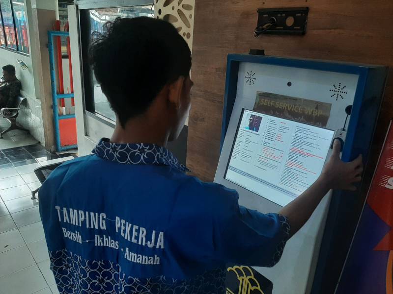 WBP Lapas Sidoarjo mengecek kapan bisa Bebas 