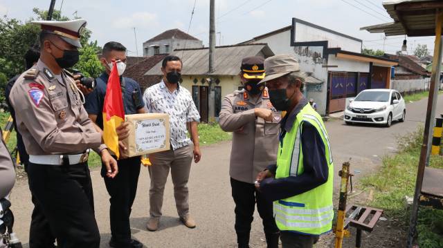 Polres Blitar Kota bantu penjaga palang pintu kereta api
