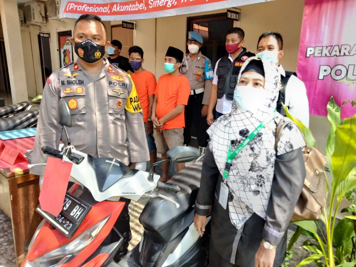 Kompol Sholeh serahkan motor milik guru korban Curanmor 