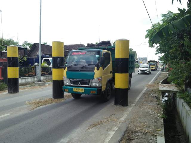 Mobil melewati Portal yang di pasang 500 meter sebelum jambatan TBT.