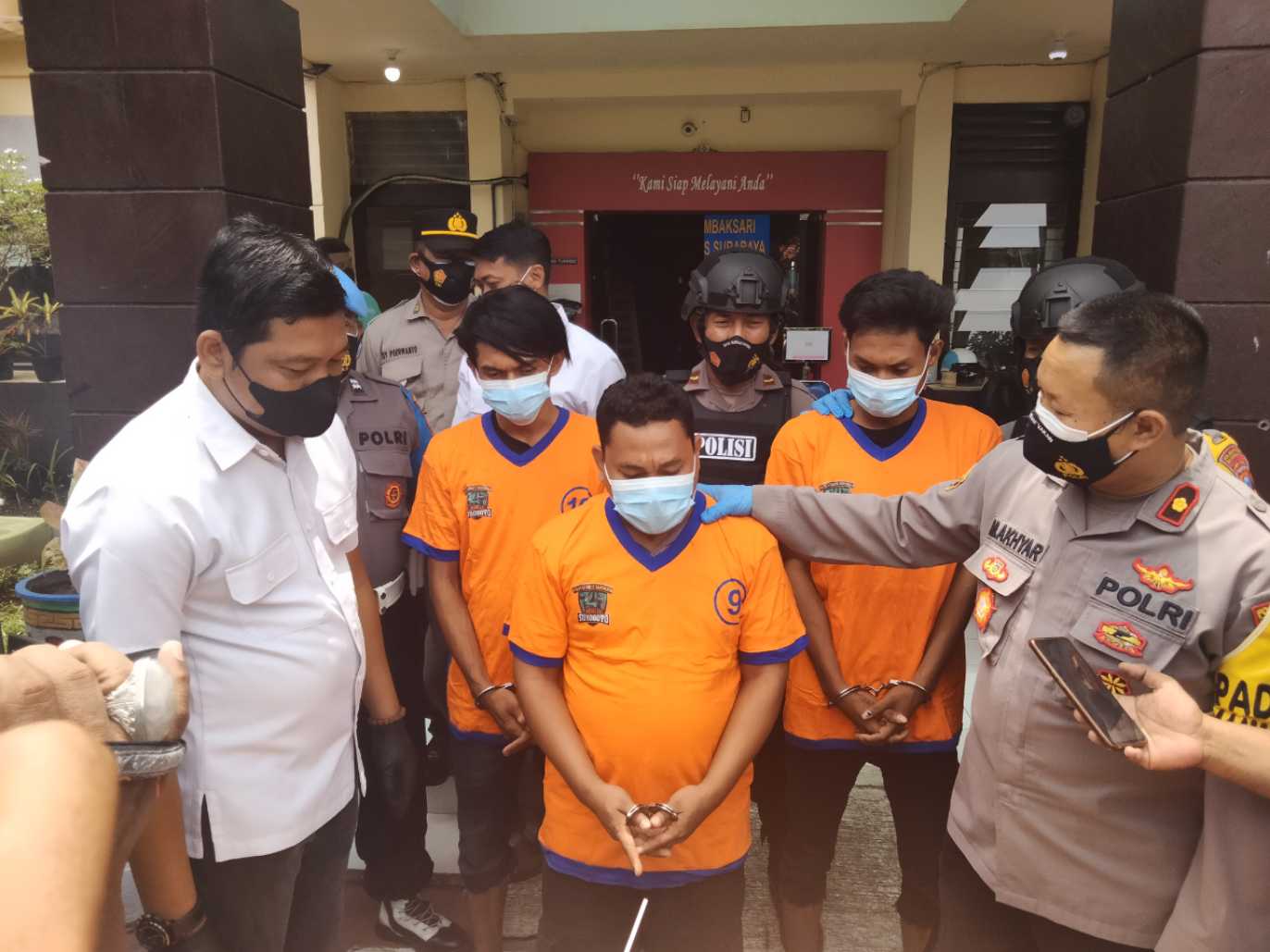 Tiga pelaku sabu dipamerkan Kapolsek dan Kanit Tambaksari 