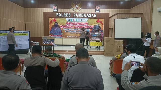 Polres Pamekasan, Madura menggelar pengundian hadiah doorprize