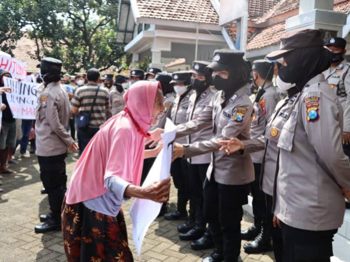 Lansia yang ikut razia di Probolinggo 