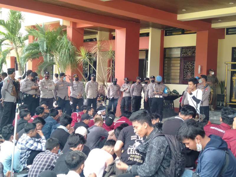 aksi di depan kantor Bupati Sumenep