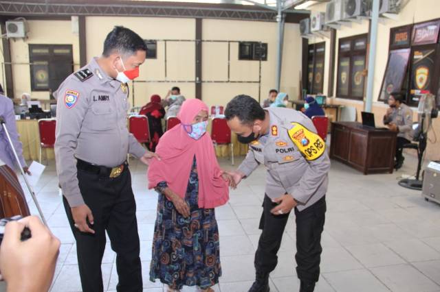 AKBP Arman Kapolres Sampang serahkan bantuan