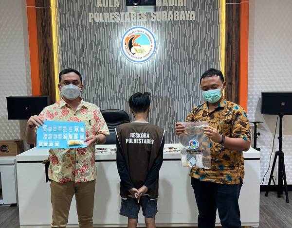 Pelaku narkoba tengah diapit anggota Polisi