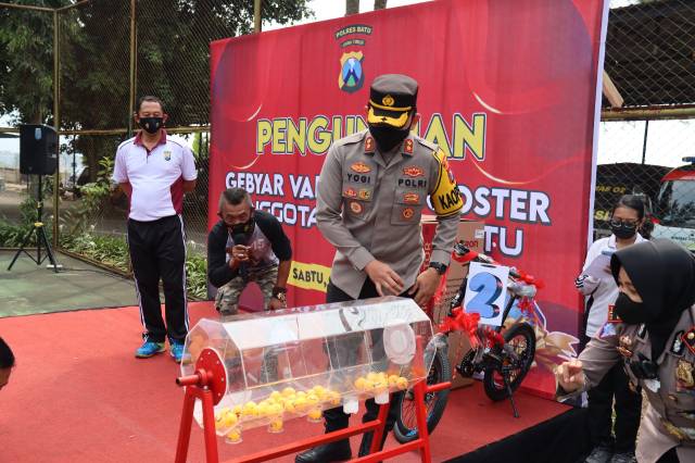 Polres Batu membagikan doorprize kepada anggota