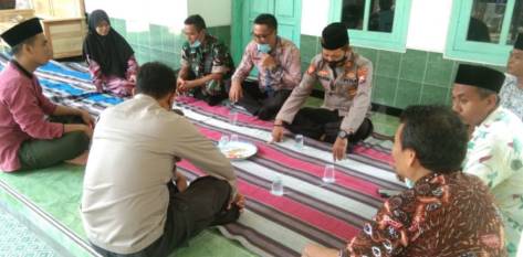 Kapolsek Larangan Pamekasan kunjungi calon kepala desa