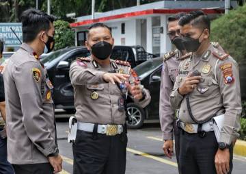 Kasat Lantas AKBP Teddy Chandra memberikan arahan ke anggota Polrestabes Surabaya