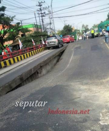 Jembatan yang amblas di Lamongan