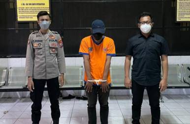 Pelaku pemerkosaan tengah, diapit anggota Unit PPA